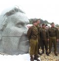 Miniatura vojáci z 2. sv. války před sochou